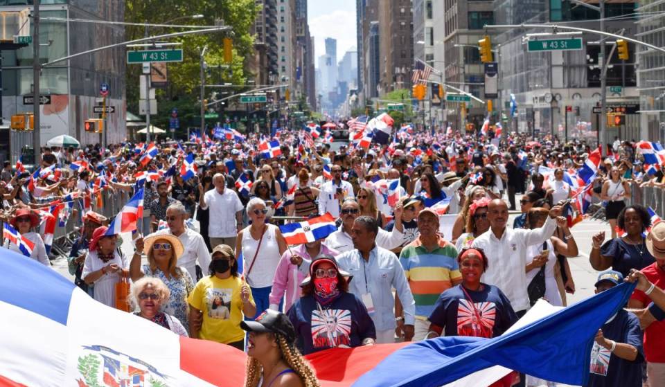 Nova York vai fechar uma importante avenida do Midtown neste fim de semana para o enorme e gratuito Desfile Nacional do Dia da República Dominicana — com mais de 40 carros alegóricos, música ao vivo e dança cheia de energia