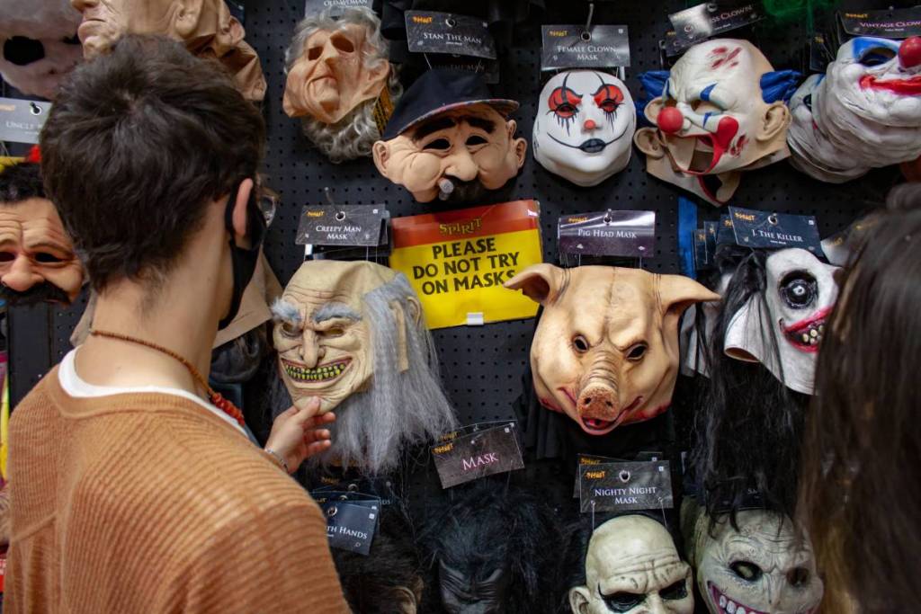 Máscaras de Halloween en una tienda de Spirit Halloween