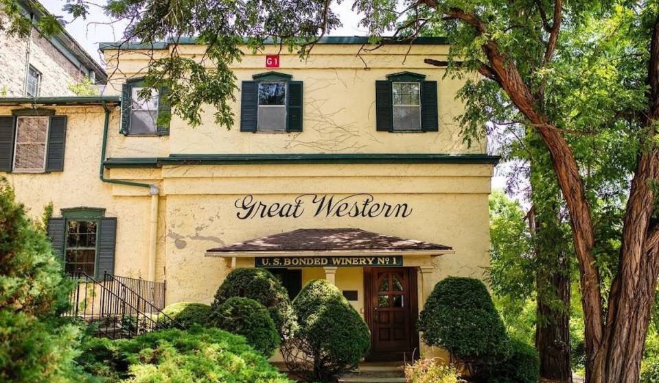 Après 166 ans d’une histoire légendaire et sa fermeture, le plus ancien domaine viticole sous douane des États-Unis, situé dans la région des Finger Lakes, renaît grâce à un vaste projet de restauration de 47 millions de dollars