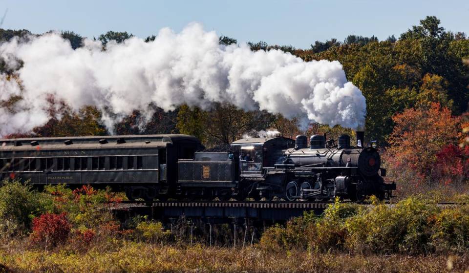 Questo viaggio in treno e battello del XIX secolo è l’unica esperienza a vapore combinata del Nord America, che si snoda tra vivaci foreste color ambra, zone umide soggette alle maree e città storiche