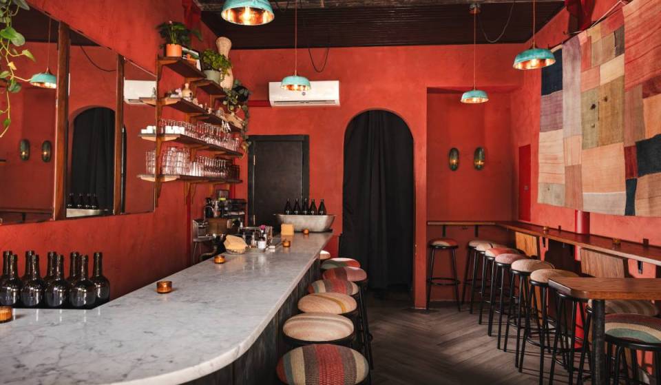 I migliori nuovi ristoranti e bar che aprono a New York questo agosto: un bistrot e bar franco-mediterraneo, una chophouse britannico-indiana e altro ancora