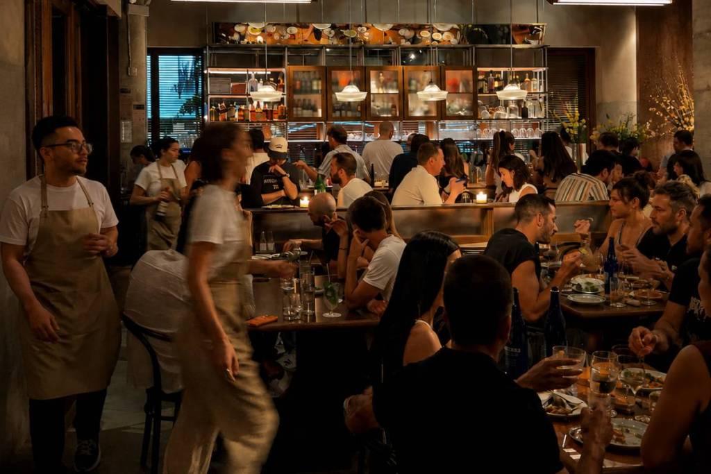 gente cenando en el interior de LIBA NYC