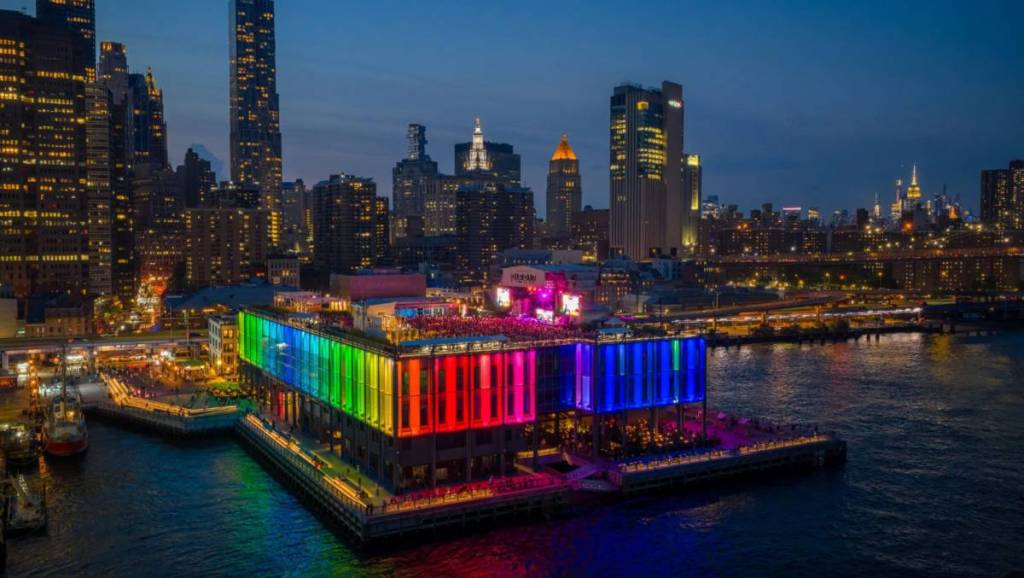 Dopo aver fatto il tutto esaurito per due anni di fila, la più grande festa da ballo disco di New York torna al Pier 17 con i successi degli ABBA a non finire e una vista mozzafiato sullo skyline