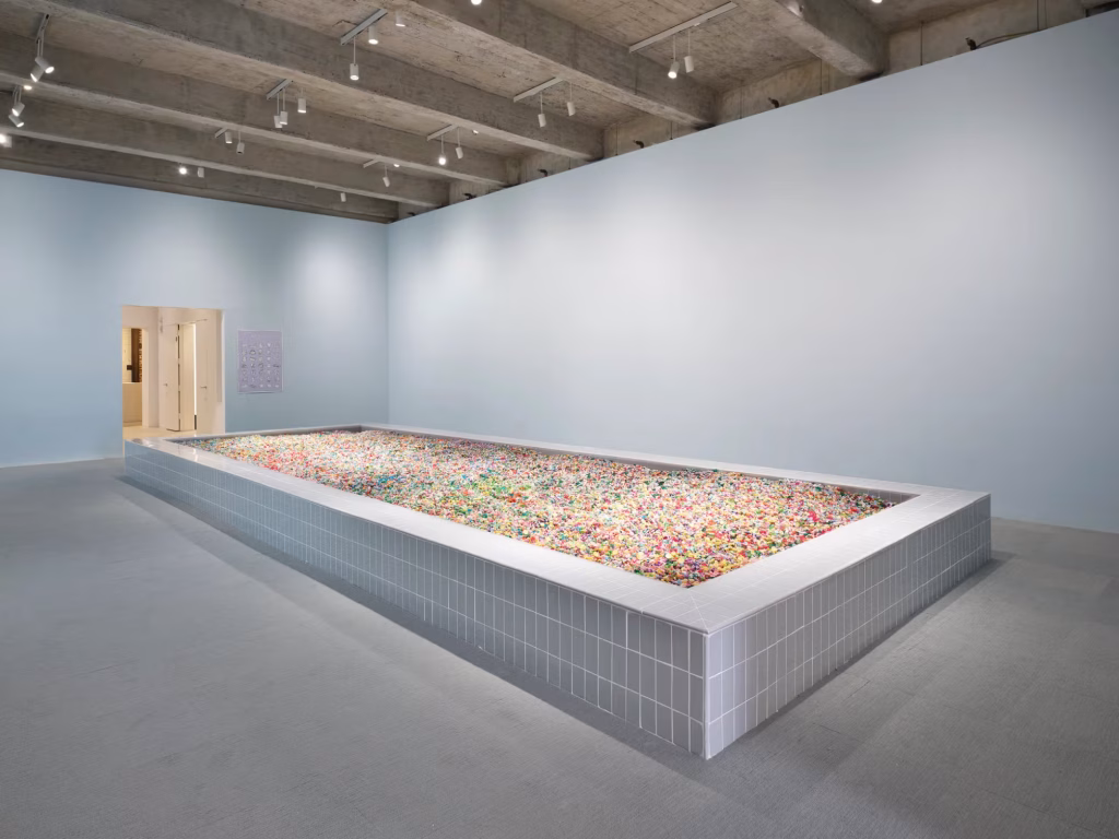 Puoi tuffarti gratuitamente in questa enorme piscina di perline a New York e creare i tuoi gioielli, ma solo per 10 giorni