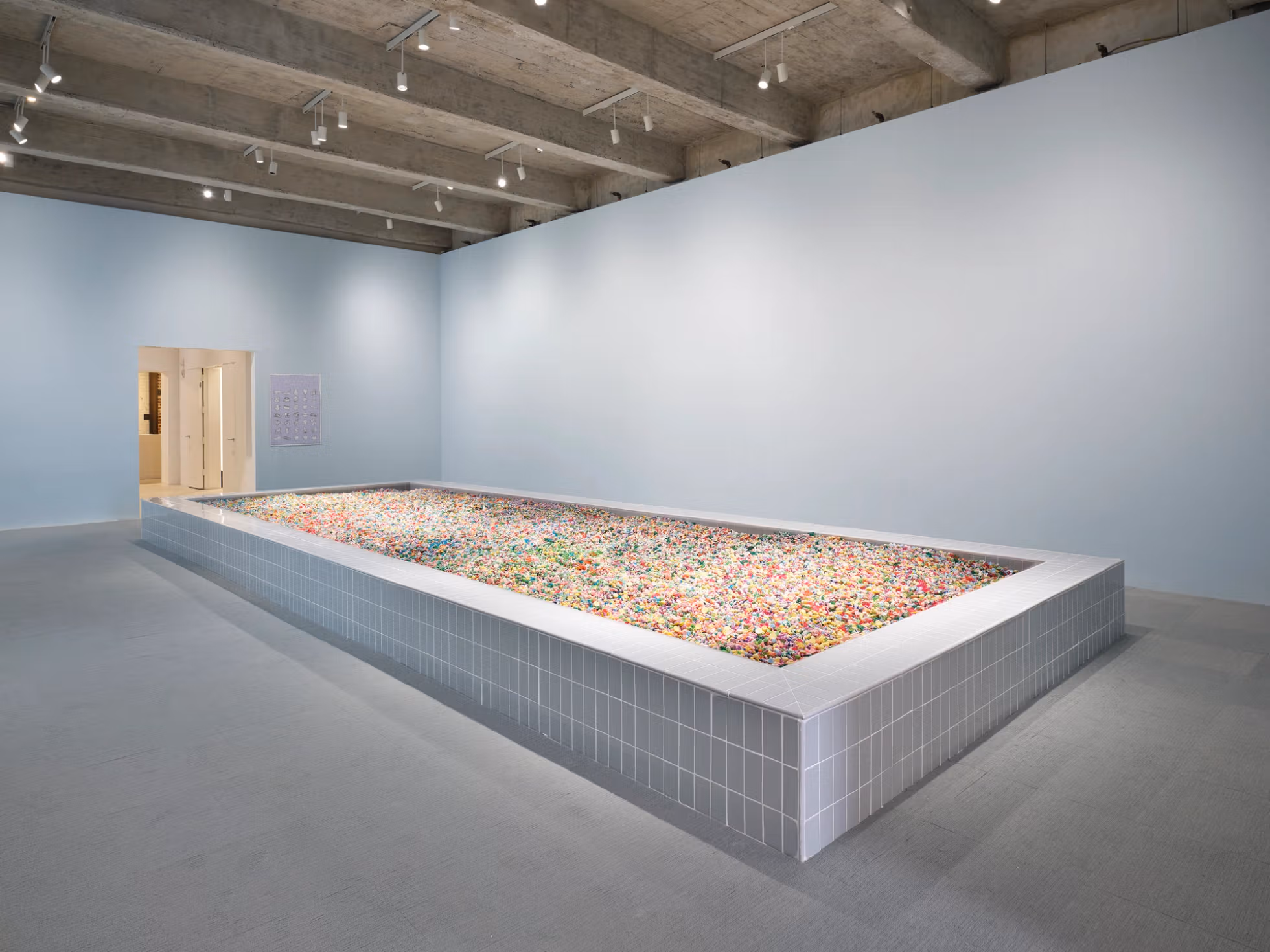 Tu peux plonger gratuitement dans cette immense piscine de perles à New York et créer tes propres bijoux, mais seulement pendant 10 jours