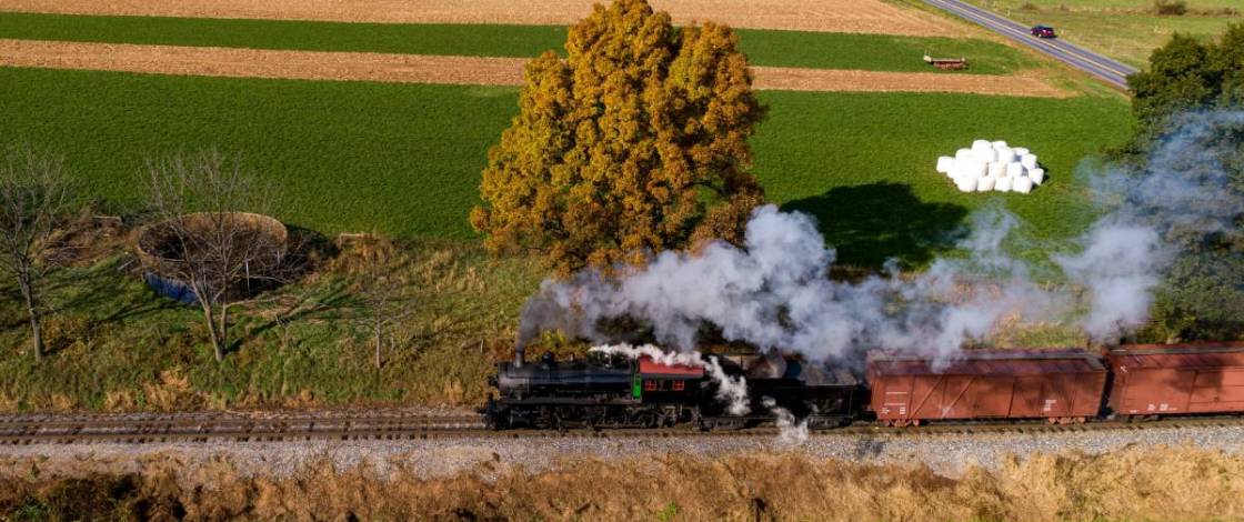 À seulement 2 h 30 de New York : le plus ancien chemin de fer d’Amérique en service continu emmène ses passagers pour des balades panoramiques au milieu des couleurs de l’automne à travers 2 500 acres de campagne