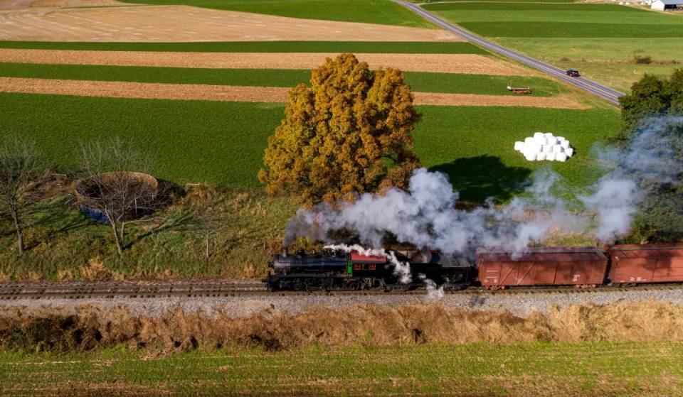 Nur 2,5 Stunden von NYC entfernt: Amerikas älteste ununterbrochen in Betrieb befindliche Eisenbahn nimmt Fahrgäste mit auf malerische Herbstfahrten durch 2.500 Acres Landschaft
