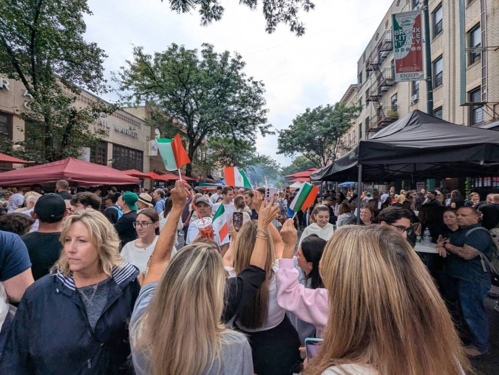 Nach mehr als 25 Jahren bringt New Yorks authentisches Little Italy in der Bronx wieder seine riesige Ferragosto-Straßenmesse, Open-Air-Doo-Wop und frische Pasta zurück