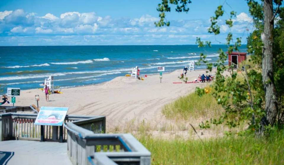 Dieser New Yorker Strand beherbergt die höchsten Süßwasser-Sanddünen im Nordosten – mit malerischen Promenaden, die sich durch eine seltene, geschützte Landschaft schlängeln