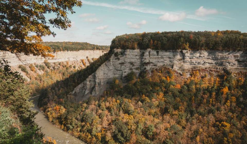 Dieser 14.000 Acres große Park in New York, bekannt als der „Grand Canyon des Ostens“, bietet 600 Fuß hohe Wasserfälle, Heißluftballonfahrten und 66 Meilen Wanderwege – und der Herbst ist die malerischste Zeit für einen Besuch