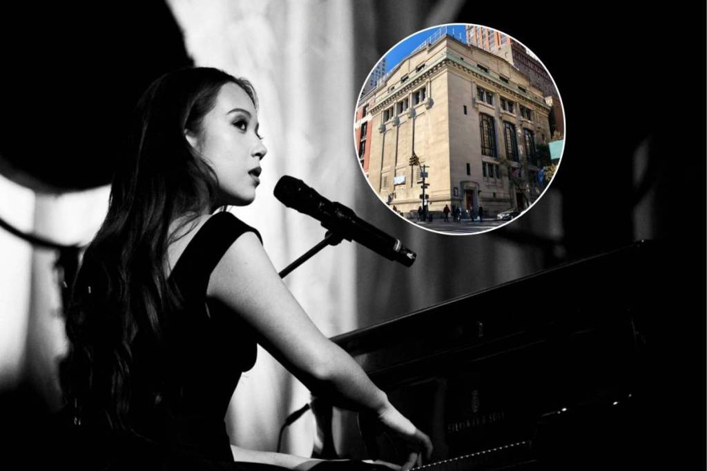 Laufey speelt op haar piano tijdens een concert in de New York Society for Ethical Culture in NYC