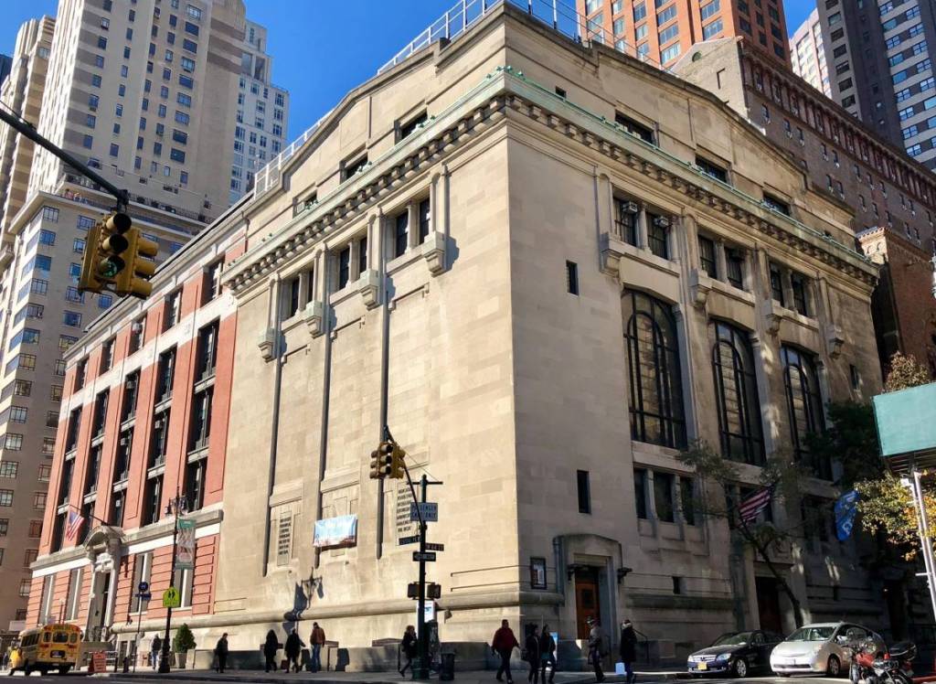 buiten de New York Society for Ethical Culture in NYC