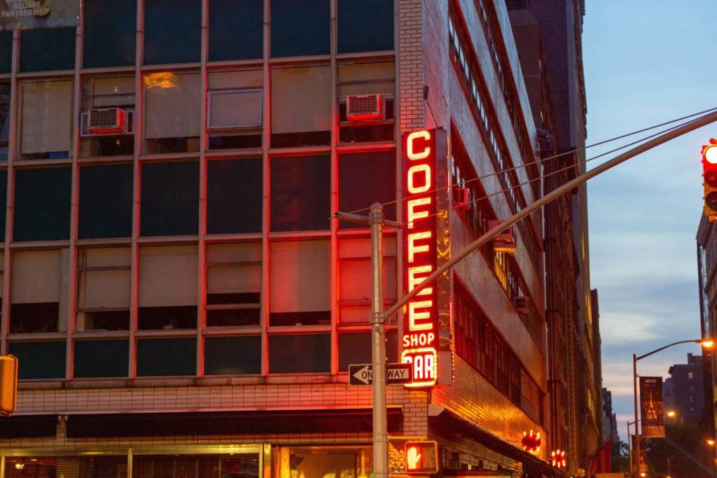 El famoso letrero de «Coffee Shop» en la calle 15 y Union Square