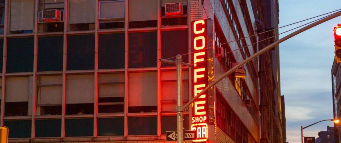 Après 8 ans d’absence, un monument légendaire d’Union Square des années 1990 fait son retour — il brille au-dessus d’un nouveau bar proposant des combos bière + shot à 9 $, des hot-dogs à 3 $ et des morceaux au jukebox à 50 cents
