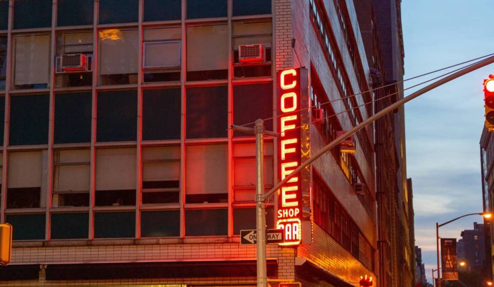 Après 8 ans d’absence, un monument légendaire d’Union Square des années 1990 fait son retour — il brille au-dessus d’un nouveau bar proposant des combos bière + shot à 9 $, des hot-dogs à 3 $ et des morceaux au jukebox à 50 cents
