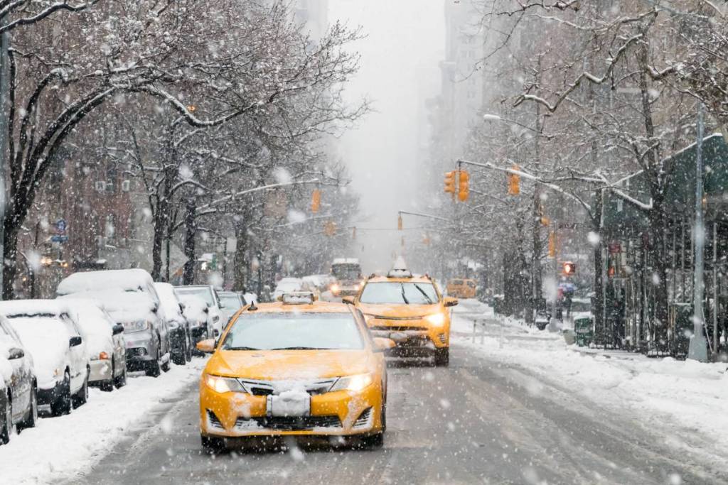 I taxi percorrono la 5th Avenue ricoperta di neve durante una tempesta invernale proveniente da nord-est a Manhattan, New York City