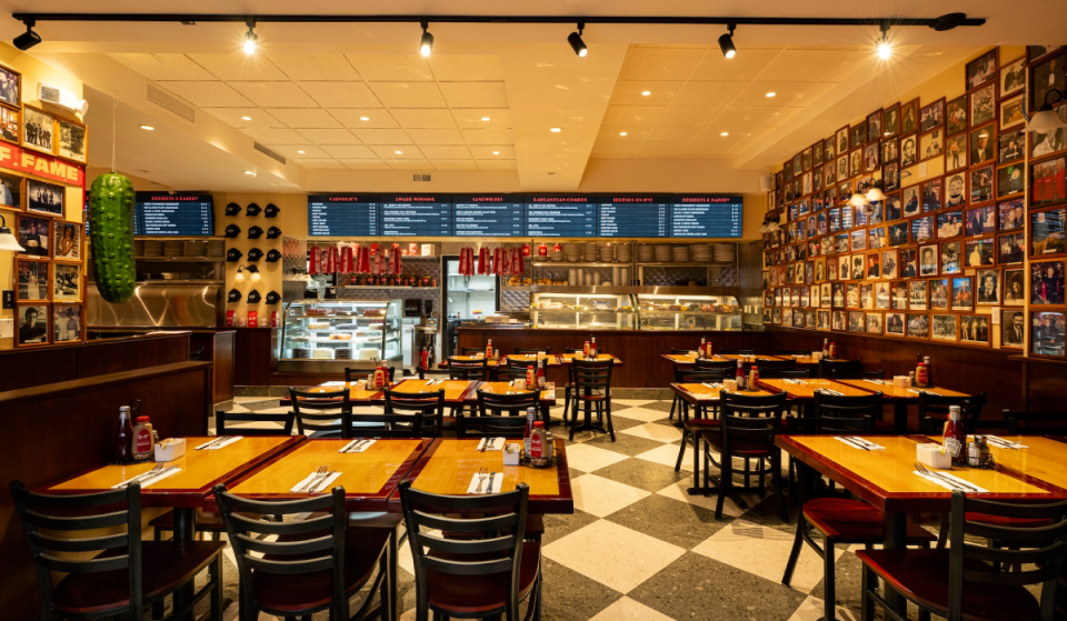 10 Jahre nach seiner verheerenden Schließung kehrt New Yorks legendäres Carnegie Deli am 15. September nach Midtown zurück