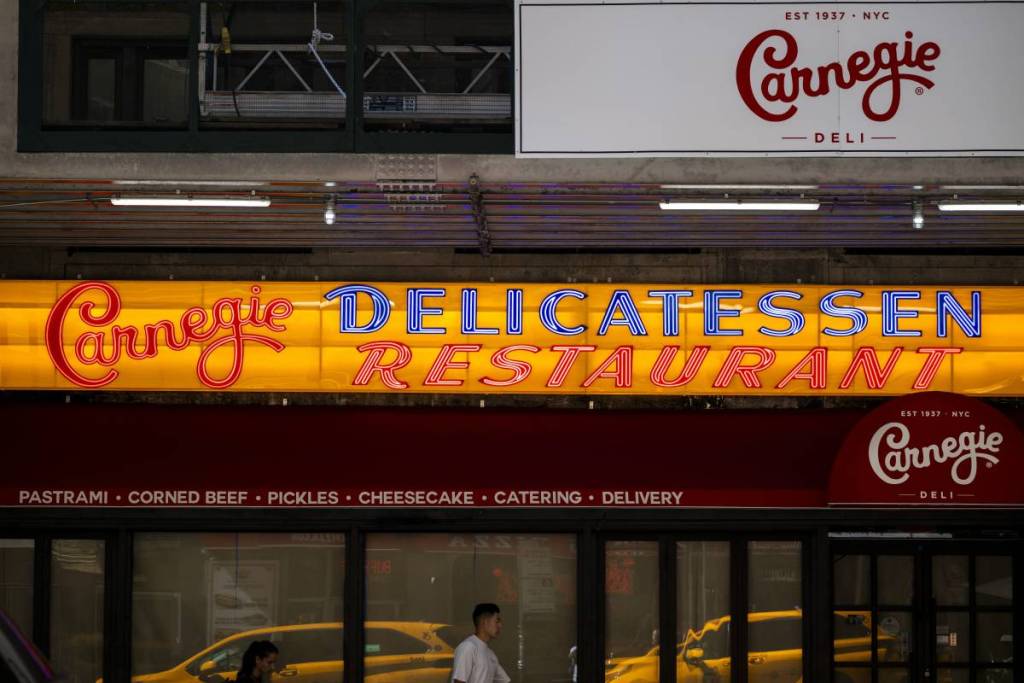 Außenbeschilderung des Carnegie Deli
