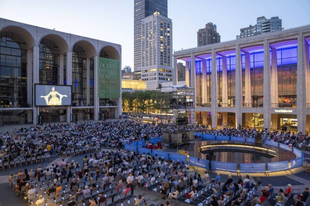 Un grandissimo festival “sotto le stelle” porterà 2.500 posti a sedere all’aperto completamente gratuiti al Lincoln Center ogni singola sera fino al Labor Day