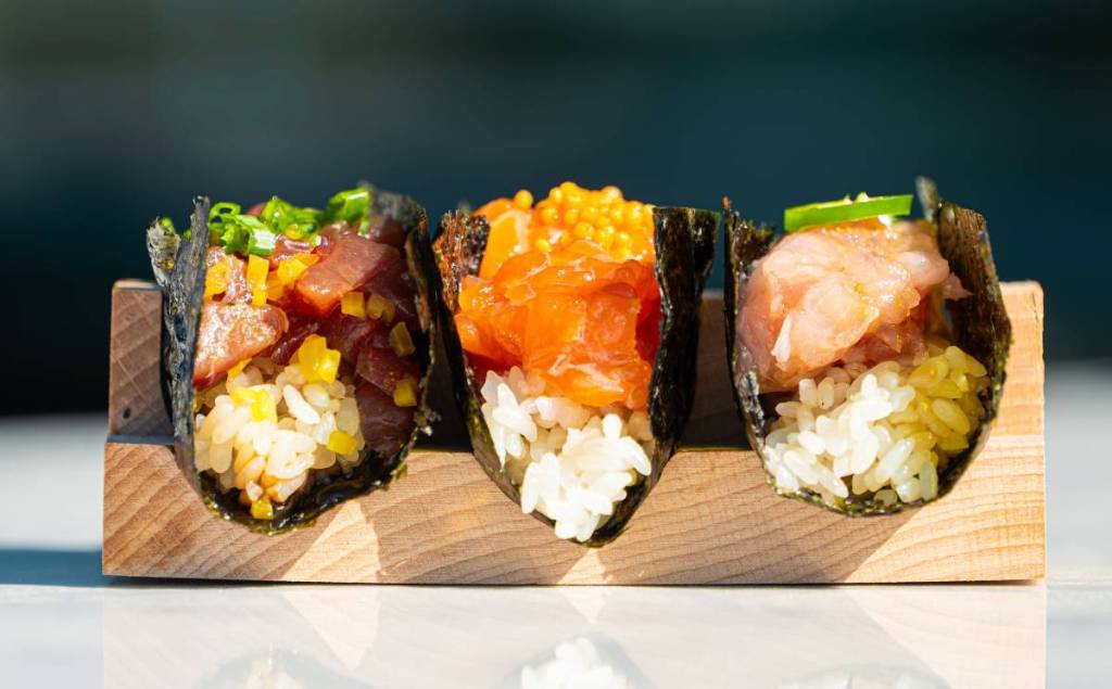 Pour 29 $, ce nouveau bar à handrolls exclusif de l’East Village propose des formules déjeuner alléchantes, les « Spice Girls » et le « Tuna Trio », dans le centre de Manhattan