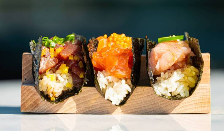 Pour 29 $, ce nouveau bar à handrolls exclusif de l’East Village propose des formules déjeuner alléchantes, les « Spice Girls » et le « Tuna Trio », dans le centre de Manhattan