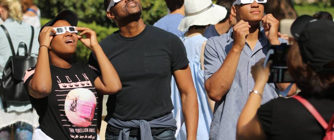 Une éclipse solaire rare va envahir le ciel de New York aujourd’hui — voici 5 façons sûres de l’observer si tu n’as pas pu te procurer de lunettes spéciales