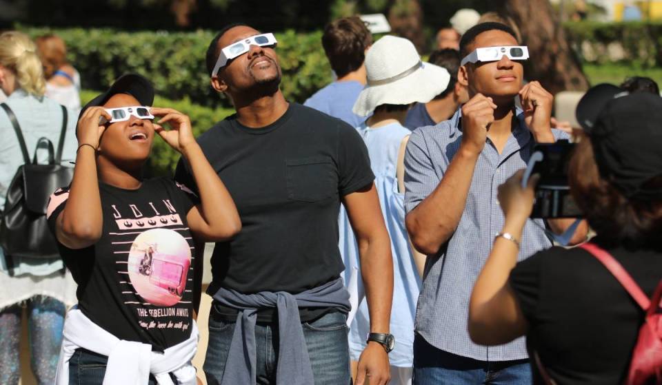 Um eclipse solar raro vai tomar conta do céu de Nova York hoje — aqui estão 5 maneiras seguras de assistir a ele, caso você não tenha conseguido óculos para eclipse