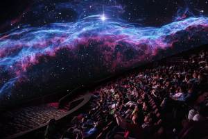 Het grootste planetarium van het land ligt net aan de overkant van de Hudson, tegenover NYC — met een koepel van 89 voet, 88 miljoen pixels en een aantal shows die echt niet van deze wereld zijn