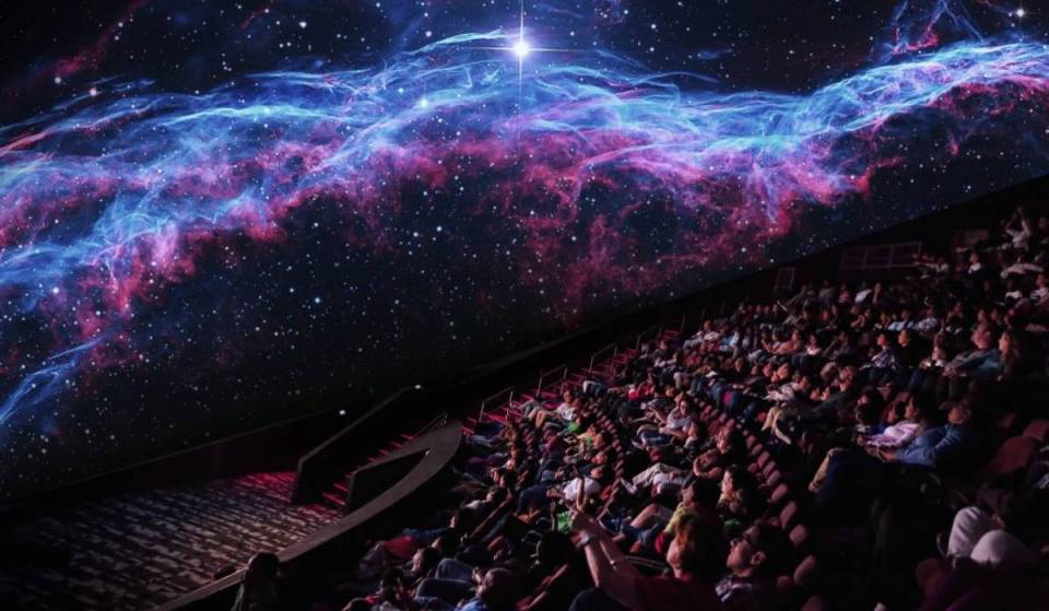 O maior planetário do país fica do outro lado do rio Hudson, em Nova Jersey — com uma cúpula de 89 pés, 88 milhões de pixels e espetáculos que são realmente de outro mundo