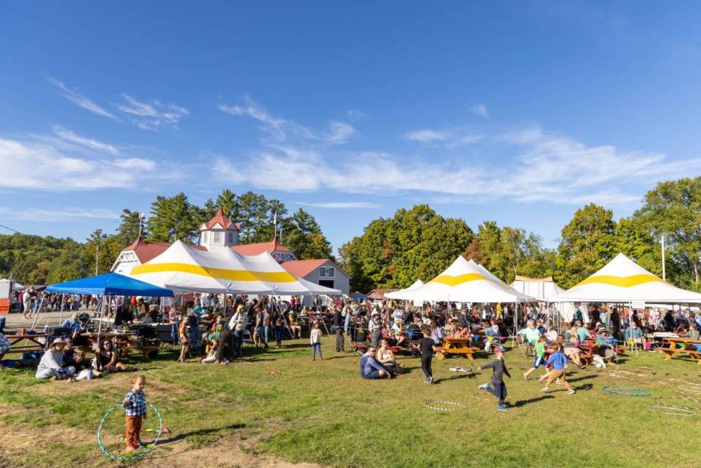 Este otoño, un gigantesco festival de la cosecha con motivo del décimo aniversario se apoderará de la región de Adirondack, en el norte del estado de Nueva York, con talleres de miel, paseos en poni y música en directo — y la entrada es totalmente gratis