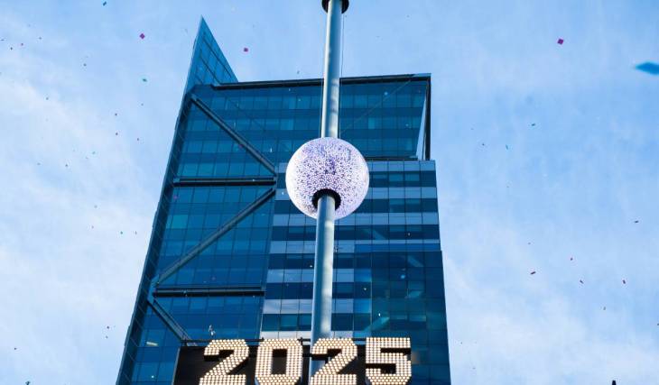 One Times Square heeft de NYE Ball voor het eerst ooit opengesteld voor het publiek op een 363 voet hoog dakterras met 360°-uitzicht – en je gaat met de hoogste glazen buitenlift van NYC naar de top