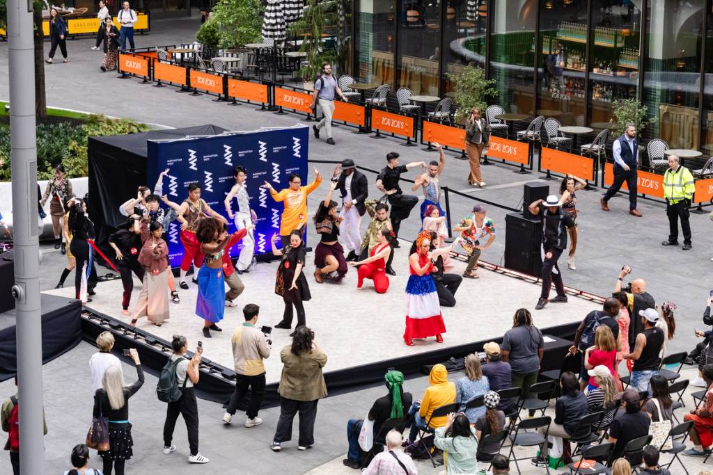 Midden in Midtown: Een volledig gratis pop-upserie met dans en livemuziek in de open lucht verovert elke woensdag in september het Manhattan West-plein