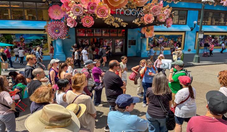 New York propose une série de visites guidées à pied de 60 minutes, entièrement gratuites, à travers ce quartier emblématique de Midtown, à la découverte de joyaux cachés de l’Art déco et de gratte-ciel historiques