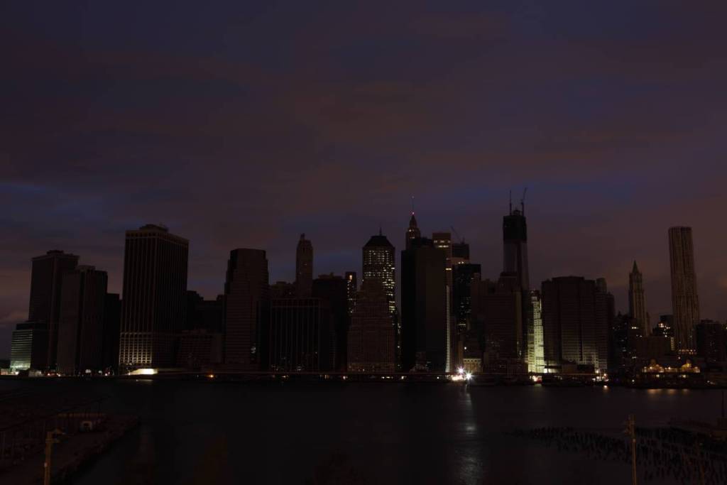 Die Skyline von Lower Manhattan ist nachts dunkel