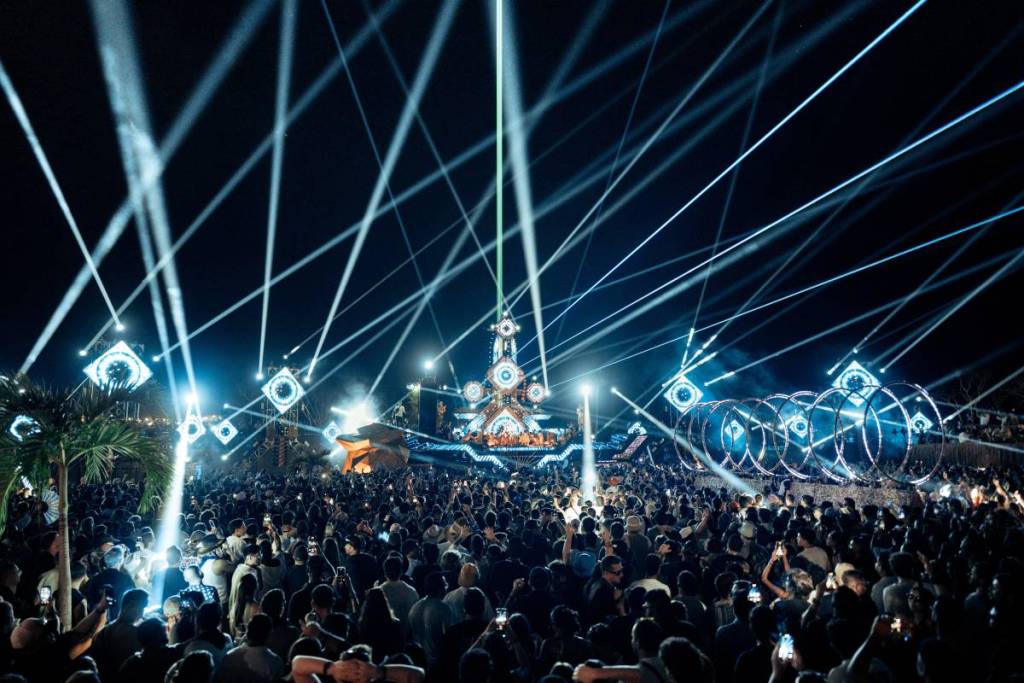 Dimentica il deserto del Nevada: l’auto artistica “Mayan Warrior” del Burning Man, del valore di 3 milioni di dollari e dotata di laser, atterrerà a Brooklyn questo sabato