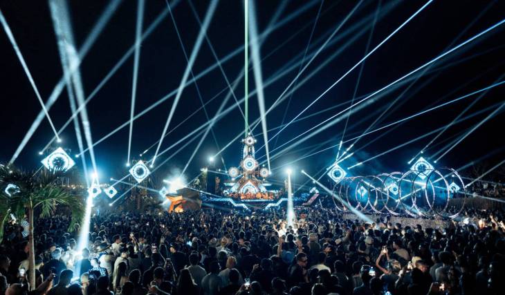 Oublie le désert du Nevada : le « Mayan Warrior », la voiture artistique de Burning Man équipée de lasers et d’une valeur de 3 millions de dollars, débarque à Brooklyn ce samedi