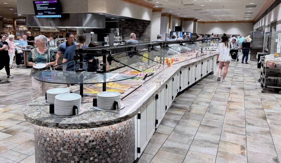 A solo dos horas en coche de Nueva York, el restaurante de «todo lo que puedas comer» más grande del país cuenta con una fila de bufé de 200 pies, más larga que la Estatua de la Libertad.