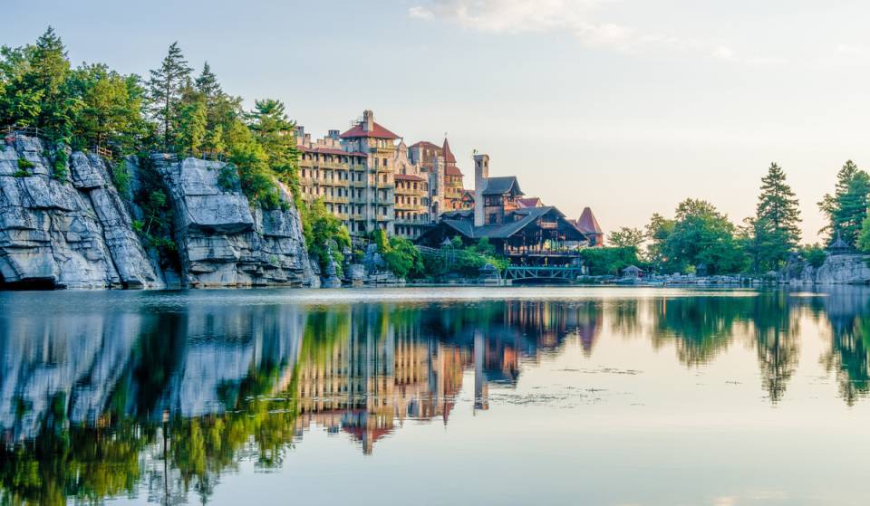 A solo 90 millas de Nueva York: este espectacular castillo victoriano de 150 años de antigüedad en el valle del Hudson acaba de ser nombrado el mejor complejo familiar con todo incluido de Nueva York
