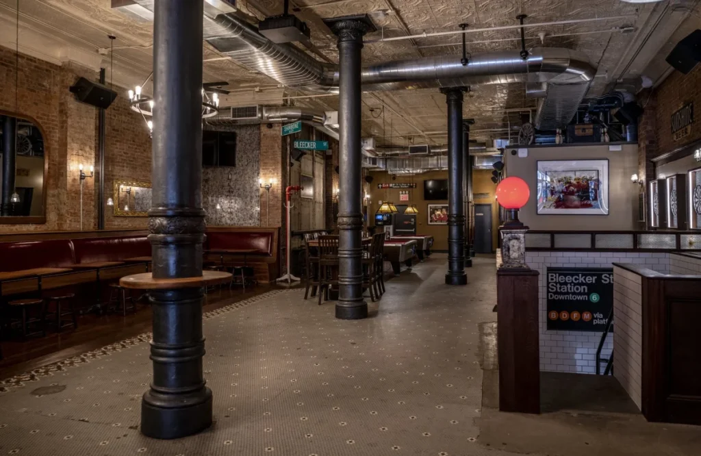 Eine der ältesten Bars in NoHo besteht aus 140 Jahre alten Stücken der Nachbarschaftsgeschichte – darunter eine massive Theke und Fenster, die von ihrem ursprünglichen Standort gerettet wurden