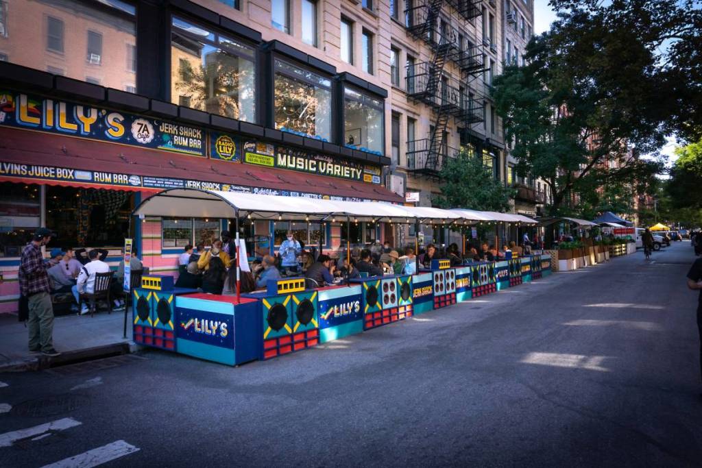 un affollato ristorante all’aperto nell’East Village, a Manhattan. Ristorazione all’aperto ai tempi del Covid