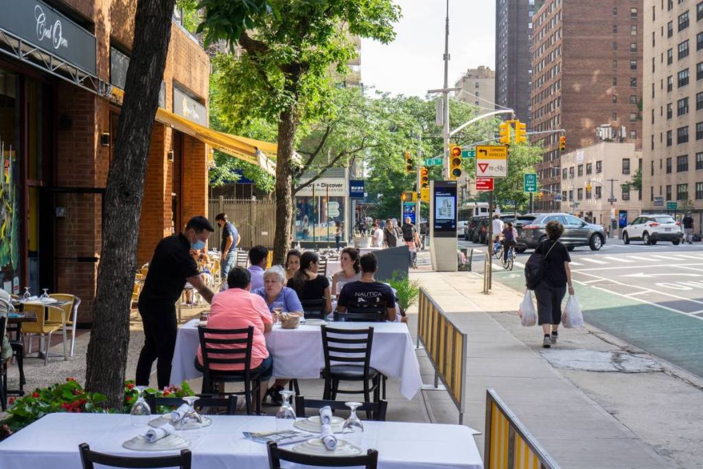 ristorazione all’aperto dopo la riapertura dal lockdown nel quartiere di Kips Bay a Manhattan, New York City