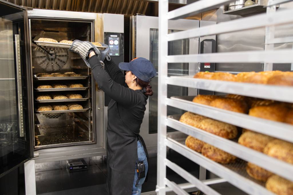 Deze enorme Apollo Bagels-flagshipstore van 5.075 vierkante voet, gelegen in Industry City, produceert dagelijks 15.000 stuks – waardoor Brooklyn een ‘plaats op de eerste rij’ krijgt om alles van dichtbij mee te maken