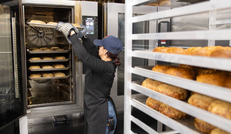 Situada dentro de Industry City, esta enorme tienda insignia de Apollo Bagels, de 5.075 pies cuadrados, produce 15.000 unidades al día, lo que le da a Brooklyn un «asiento en primera fila» para ver toda la acción