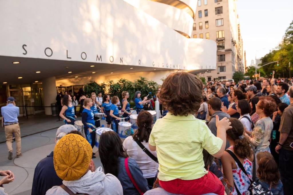 Stasera il Guggenheim chiuderà al traffico una strada molto frequentata per un festival di fine estate gratuito con una banda di percussioni brasiliane, arte al tramonto e la proiezione di un film su Barbie