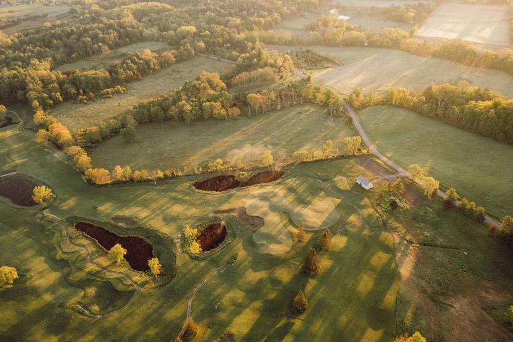 À quelques arrêts de train de New York sur la ligne Hudson, ce refuge de 220 acres dans les Catskills, d’inspiration scandinave, propose un établissement de bains de 7 000 pieds carrés, des chalets privés et une vue imprenable sur les montagnes