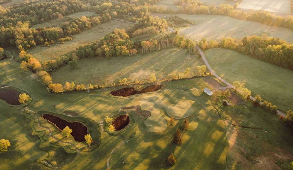 A apenas uma viagem de trem pela Linha Hudson saindo de Nova York, esse refúgio de 220 acres nos Catskills, com inspiração escandinava, conta com uma casa de banhos de 7.000 pés quadrados, cabanas privativas e vistas panorâmicas das montanhas