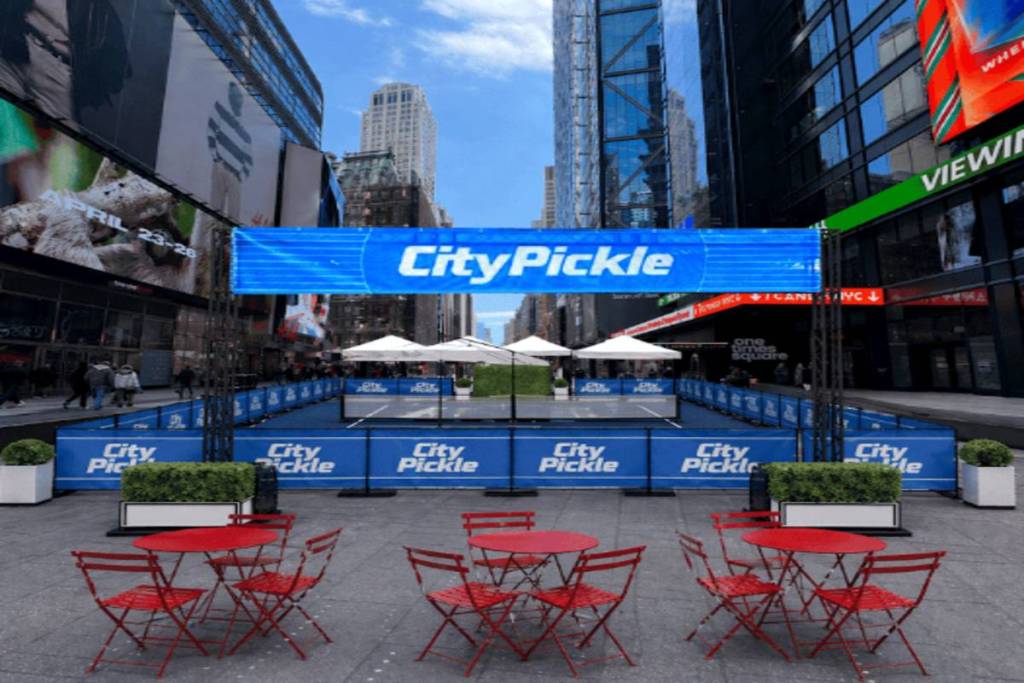 A partire da oggi, New York sta trasformando Times Square in un enorme festival pop-up dedicato al pickleball — e potrai giocare sui campi professionali in modo completamente gratuito