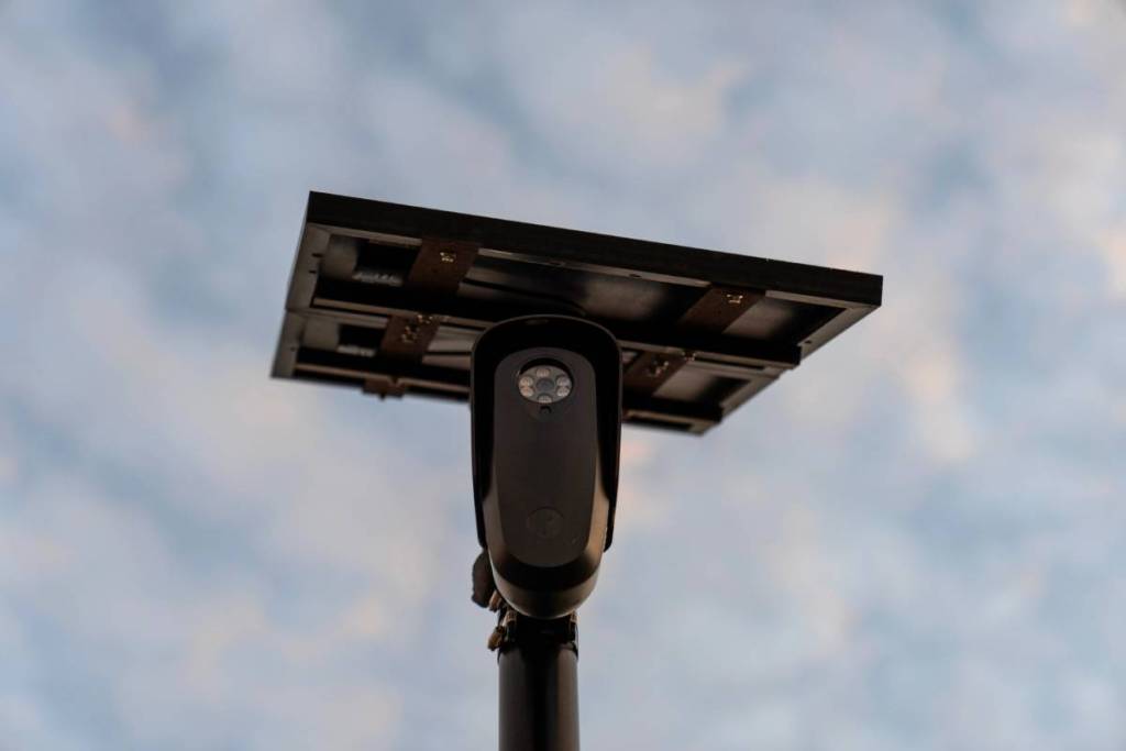 Nuovi dati sulla sorveglianza rivelano che New York City ha oltre 60 telecamere Flock per il riconoscimento delle targhe distribuite nei cinque distretti — e un distretto ne ha quasi sette volte di più rispetto a Manhattan