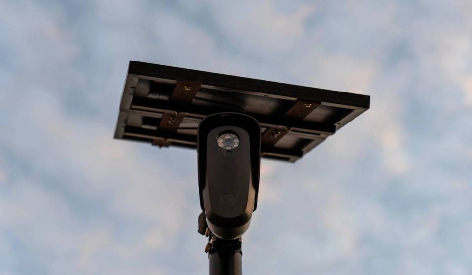 Novos dados de vigilância revelam que Nova York tem mais de 60 câmeras Flock de placas de carro espalhadas pelos cinco distritos — e um distrito tem quase sete vezes mais do que Manhattan