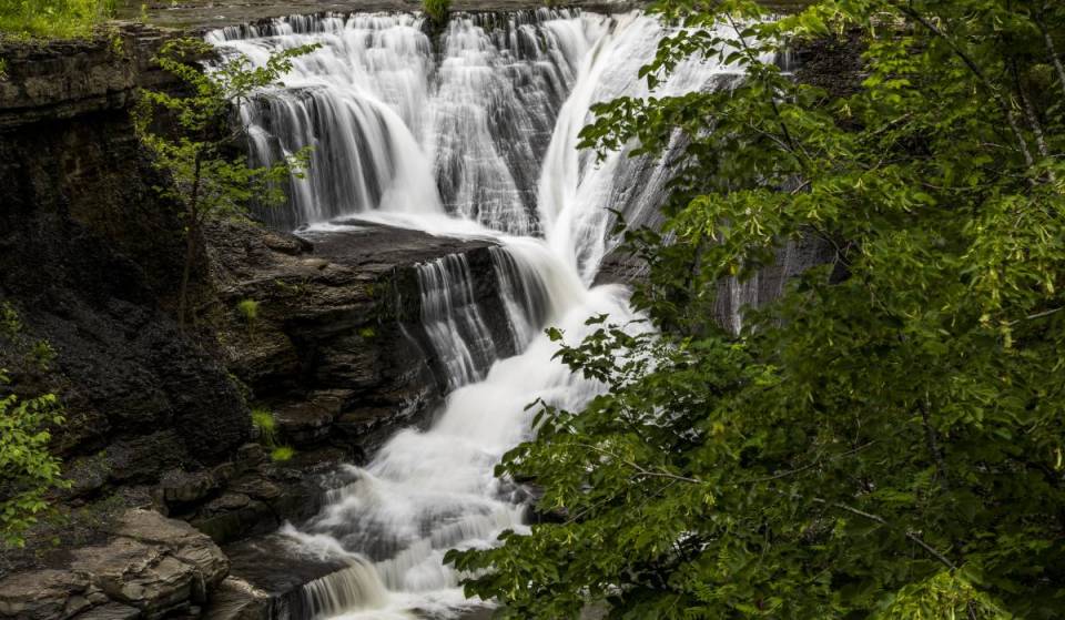 Questo parco dello Stato di New York, a 3 ore da New York City, nasconde una cascata di 80 piedi raggiungibile in soli 10 minuti, oltre a una piscina pubblica olimpionica gratuita, noleggio kayak a 5 dollari e miglia di sentieri
